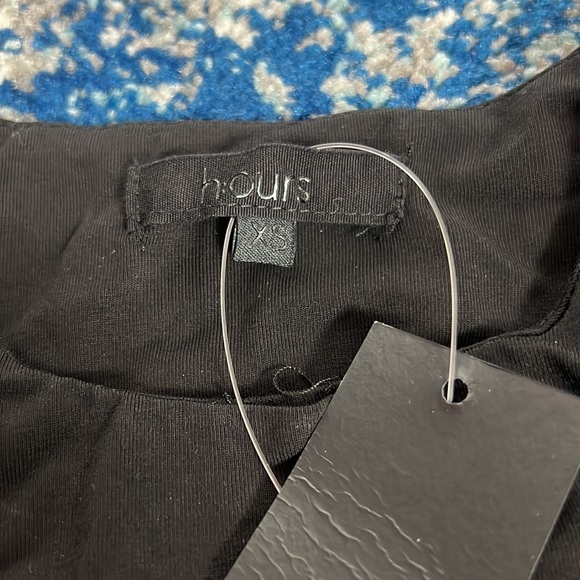 h:ours Diem Cut Out Top in Black - Picture 12 of 13